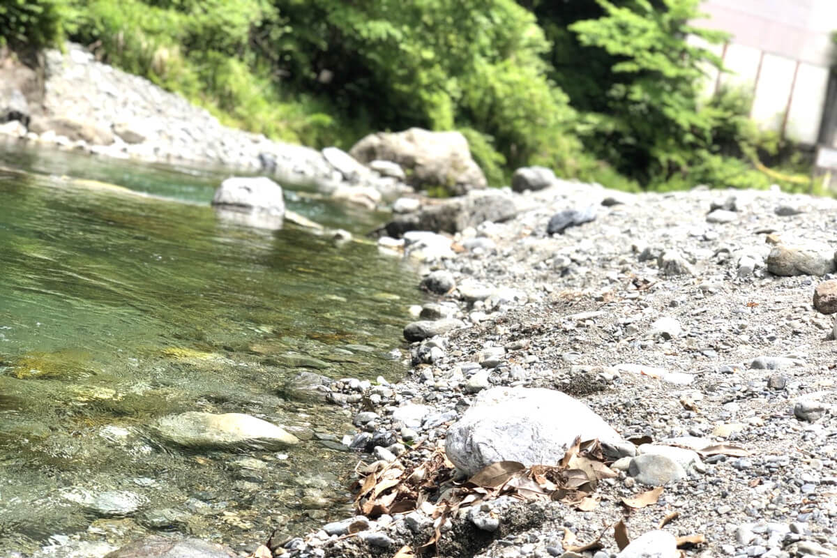 川と小石